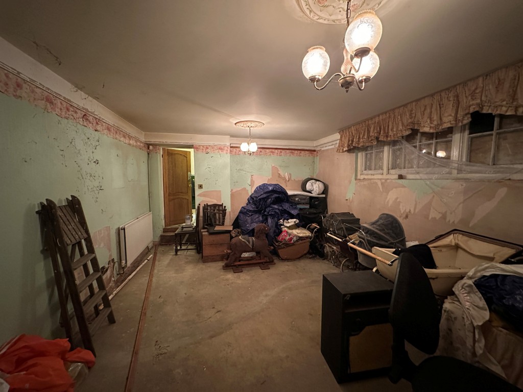 Lot: 227 - THREE-BEDROOM OLD SCHOOL UNIT WITH POTENTIAL - Main bedroom on ground floor